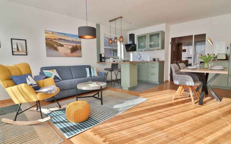 Blick in den Wohn und Essbereich der Ferienwohnung Strandleben mit Smart TV und Speisesofa
