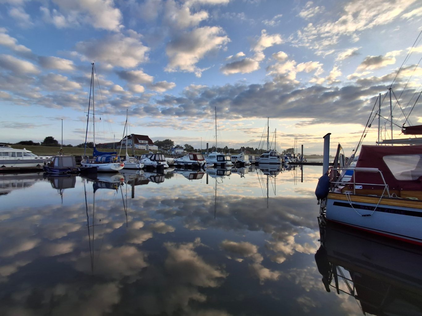 Spieglein, Spieglein ... am Sportboothafen Wolkenspiel über dem Sportboothafen. Alles spiegelt sich auf dem unbewegten Wasser.