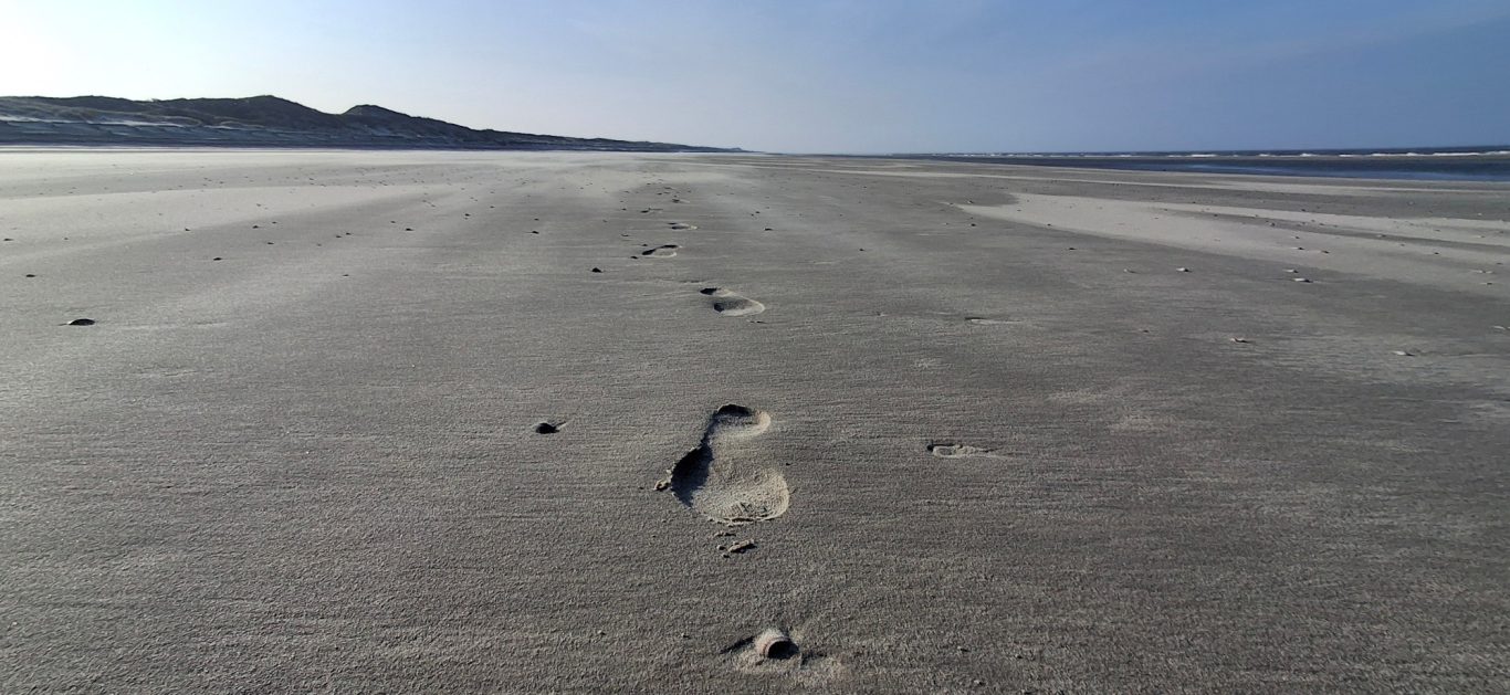 Zeit für Spuren im Sand HERBST - Fußspuren am Langeooger Strand
