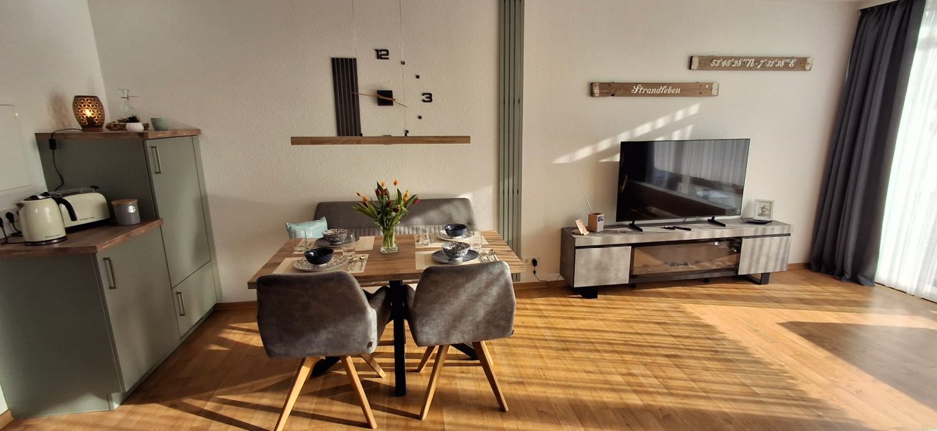 Esstisch mit Sofa und Stühlen