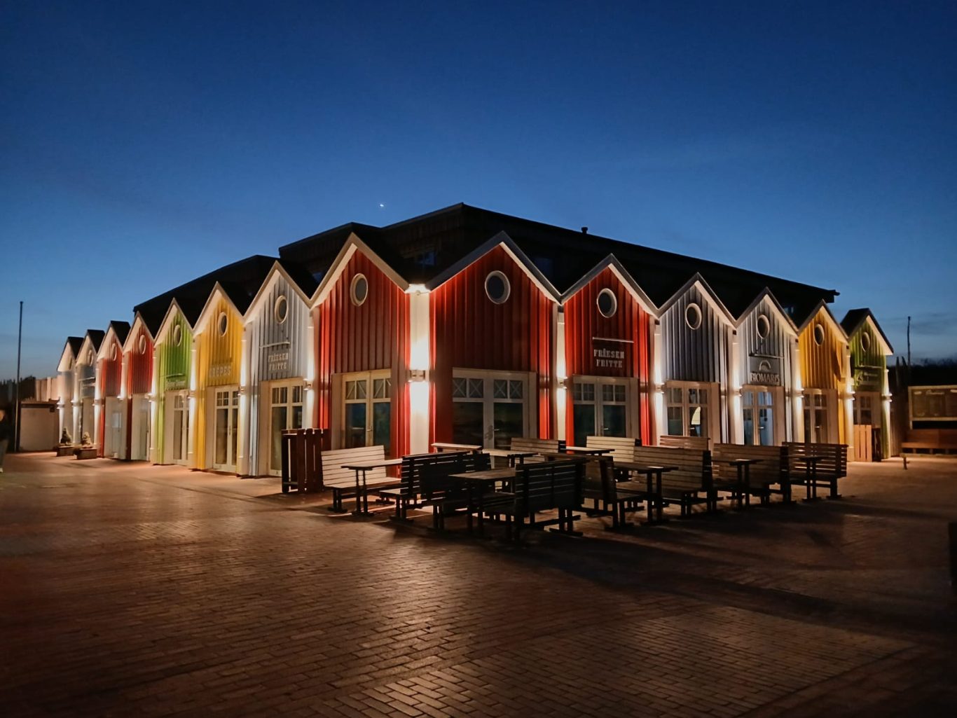 Die Sternlein funkeln über den bunten Buden Die bunten Buden an der Strandpomenade von Langeoog am Abend