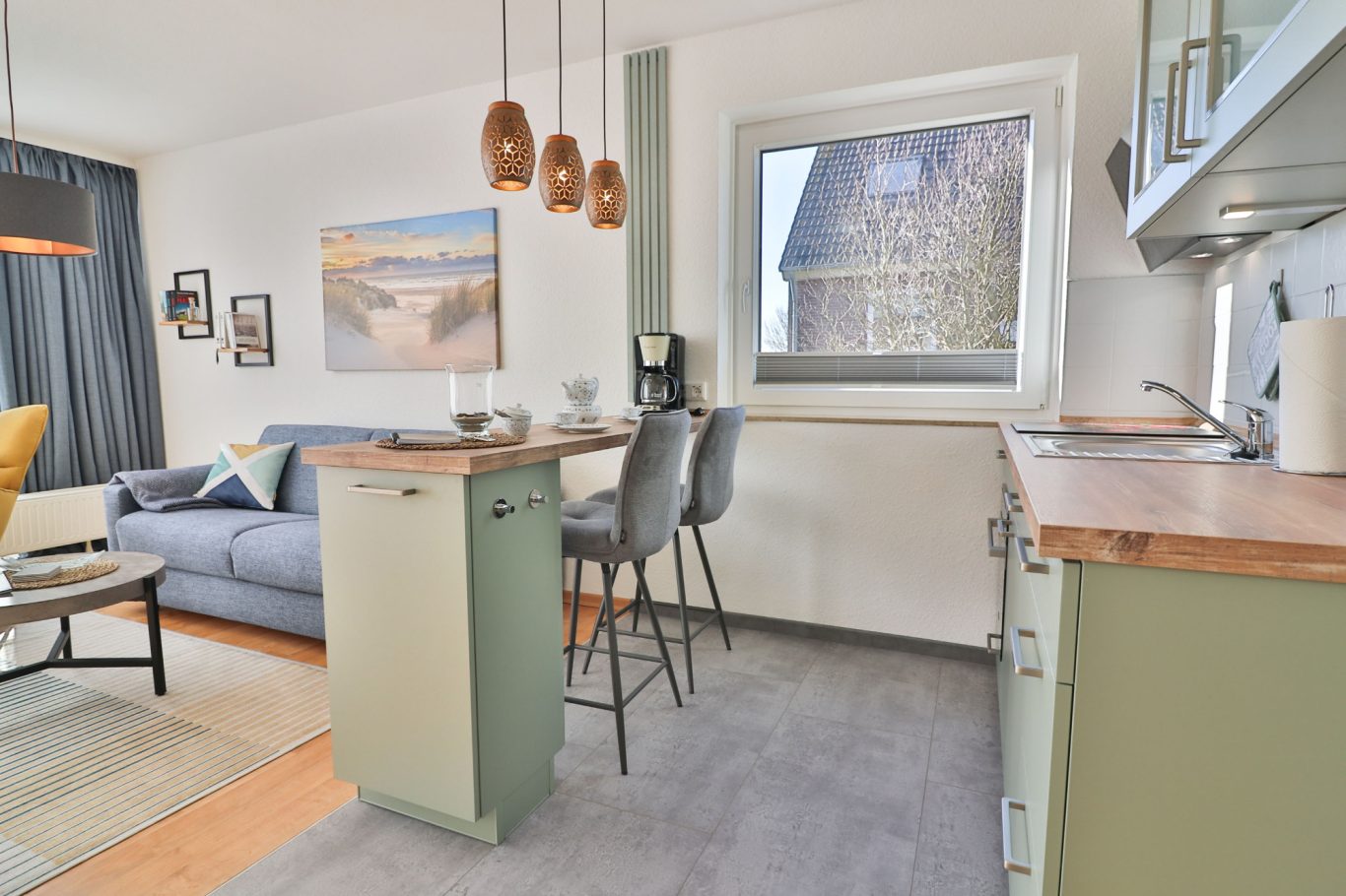 Küche mit Tresen und Barhockern