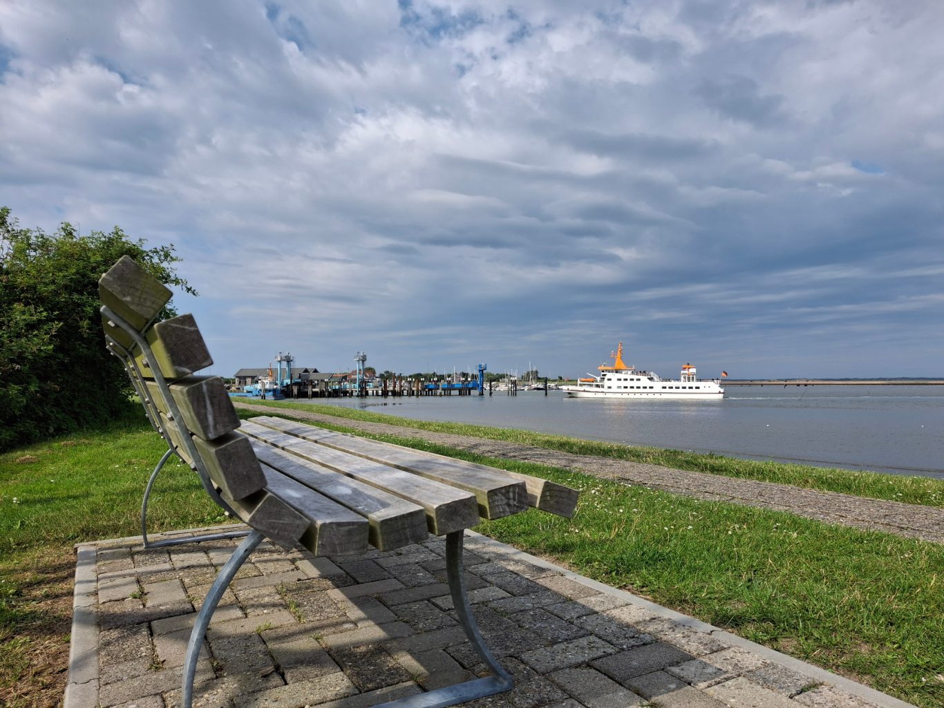 Ein regelmäßiges Kommen und Gehen am Hafen. Einlaufen der Langeoog III mit neuen Gästen. Ein regelmäßiges Kommen und Gehen am Hafen. Einlaufen der Langeoog III mit neuen Gästen.