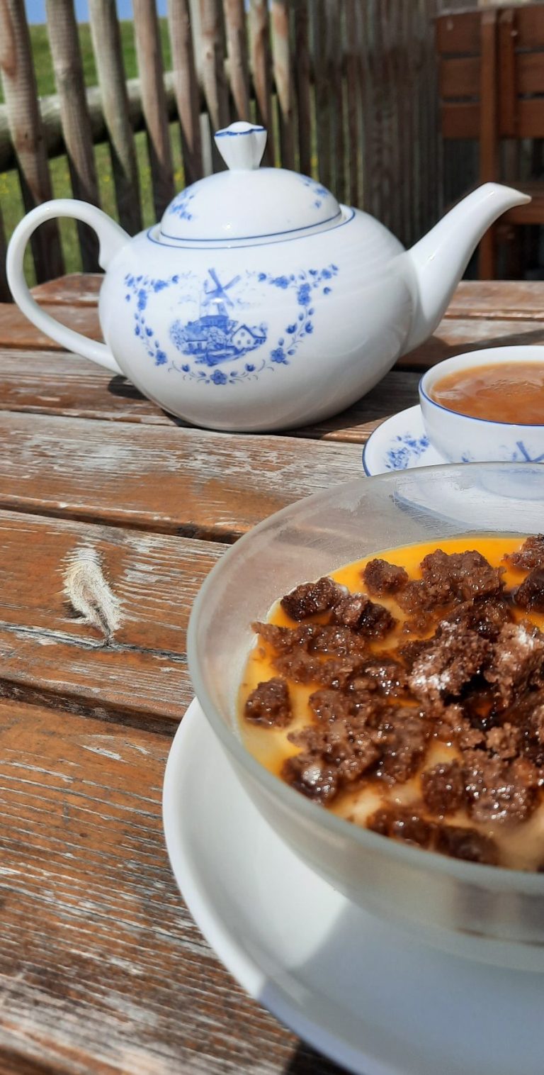 Meierei Langeoog - Dickmilch mit Sanddornsaft und Schwarzbrot, dazu eine Kanne Ostrfriesentee