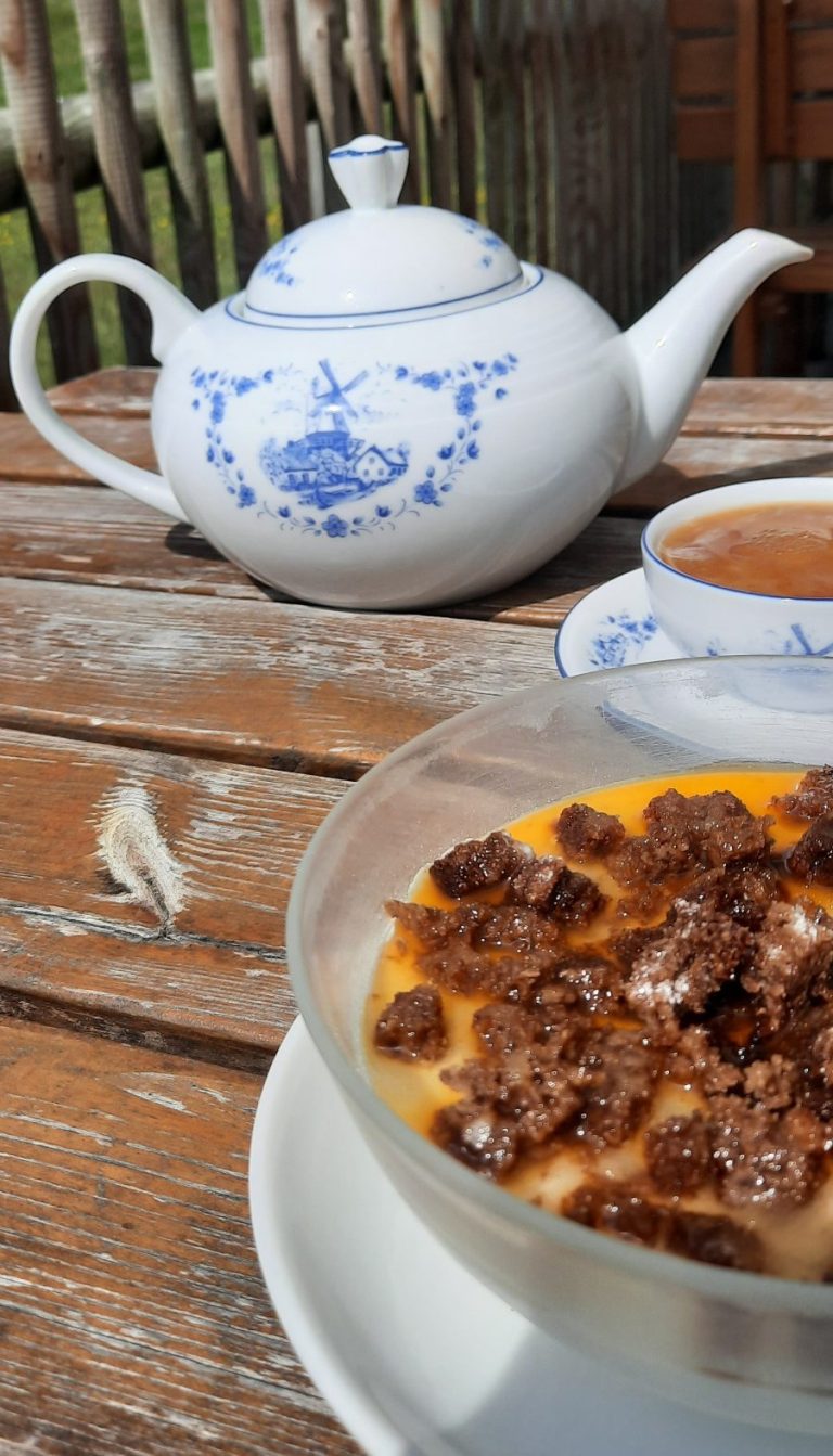 Meierei Langeoog - Dickmilch mit Sanddornsaft und Schwarzbrot, dazu eine Kanne Ostrfriesentee