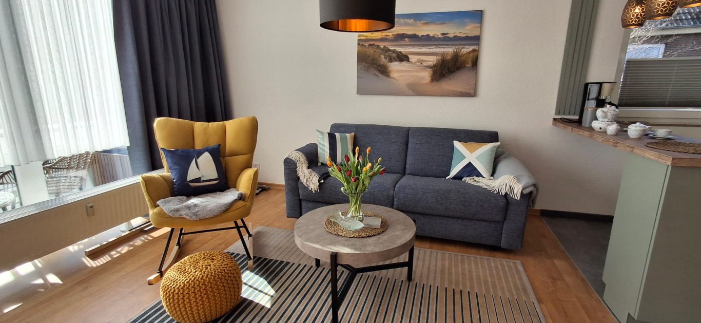 Wohnbereich mit Schaukelsessel und Schlafcouch