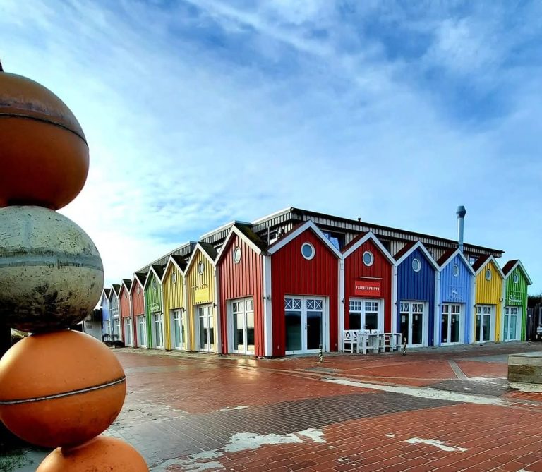 Bunte Buden Langeoog mit leicht bewölktem Himmel
