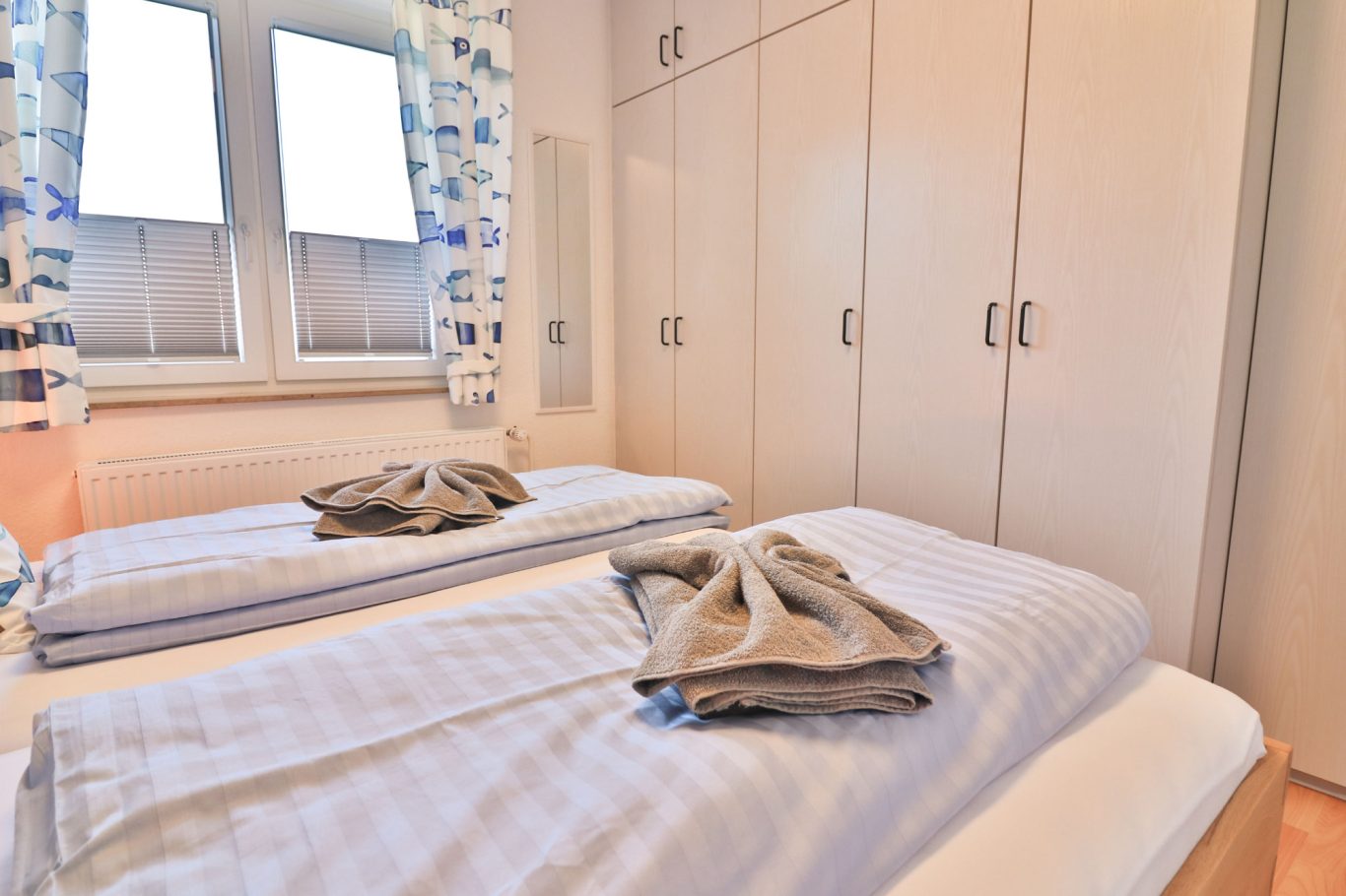 Ausreichend Stauraum - großer Einbauschrank im Schlafzimmer - Platz für all' Eure Sachen