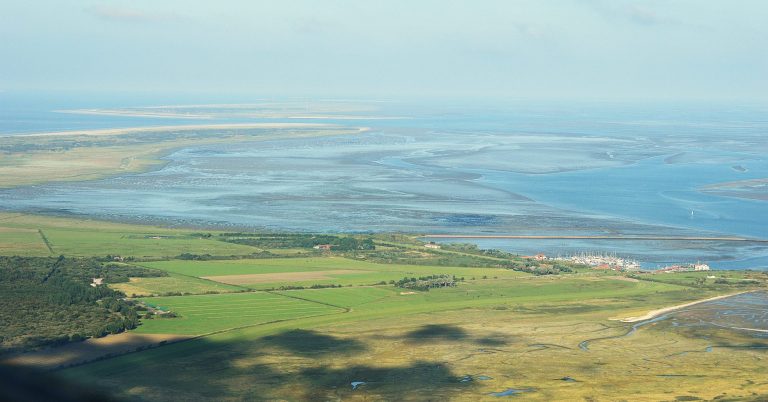 Langeooger Inselwatt von oben aus dem Flugzeug bei blauem Himmel und bei Ebbe