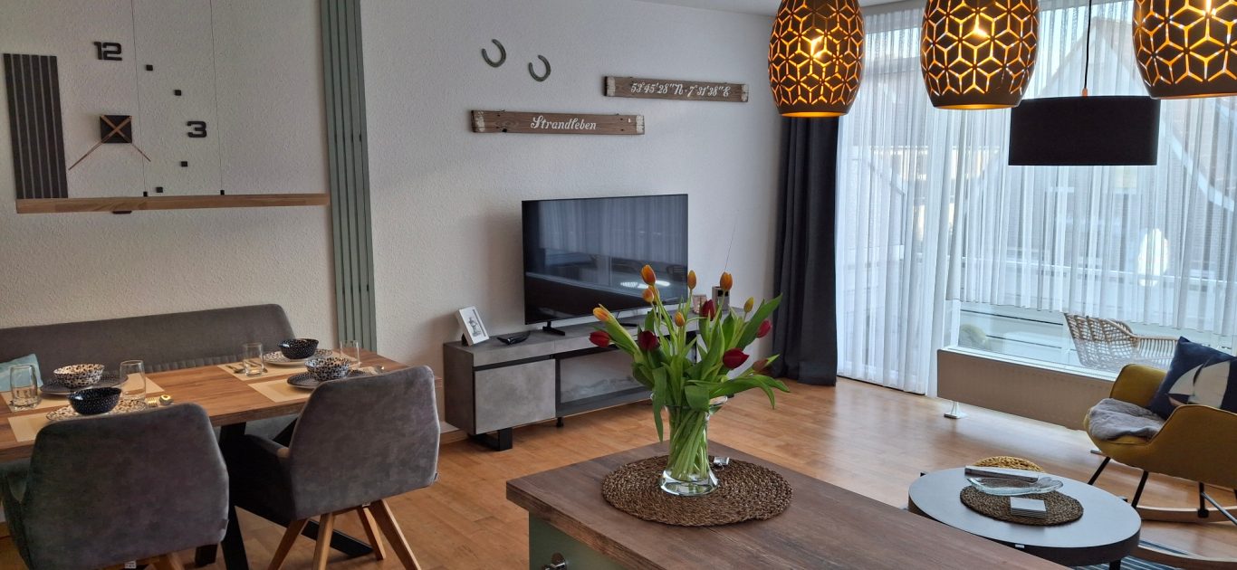 Wohn- und Essbereich mit SmartTV